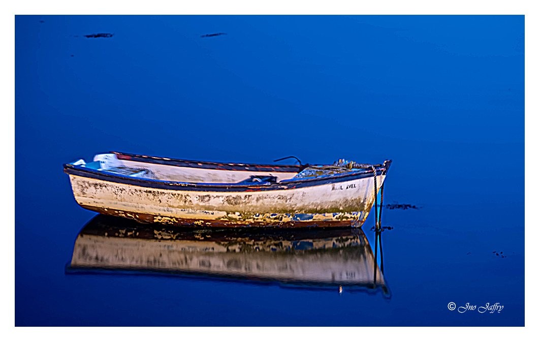 Barque seule avec son reflet