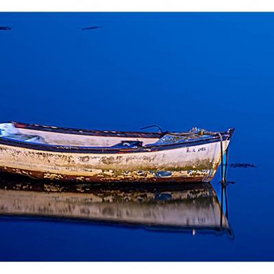 Barque seule avec son reflet