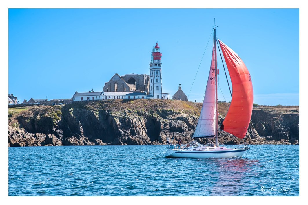 Bateau passant st matthieu