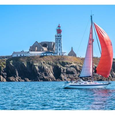 Bateau passant st matthieu