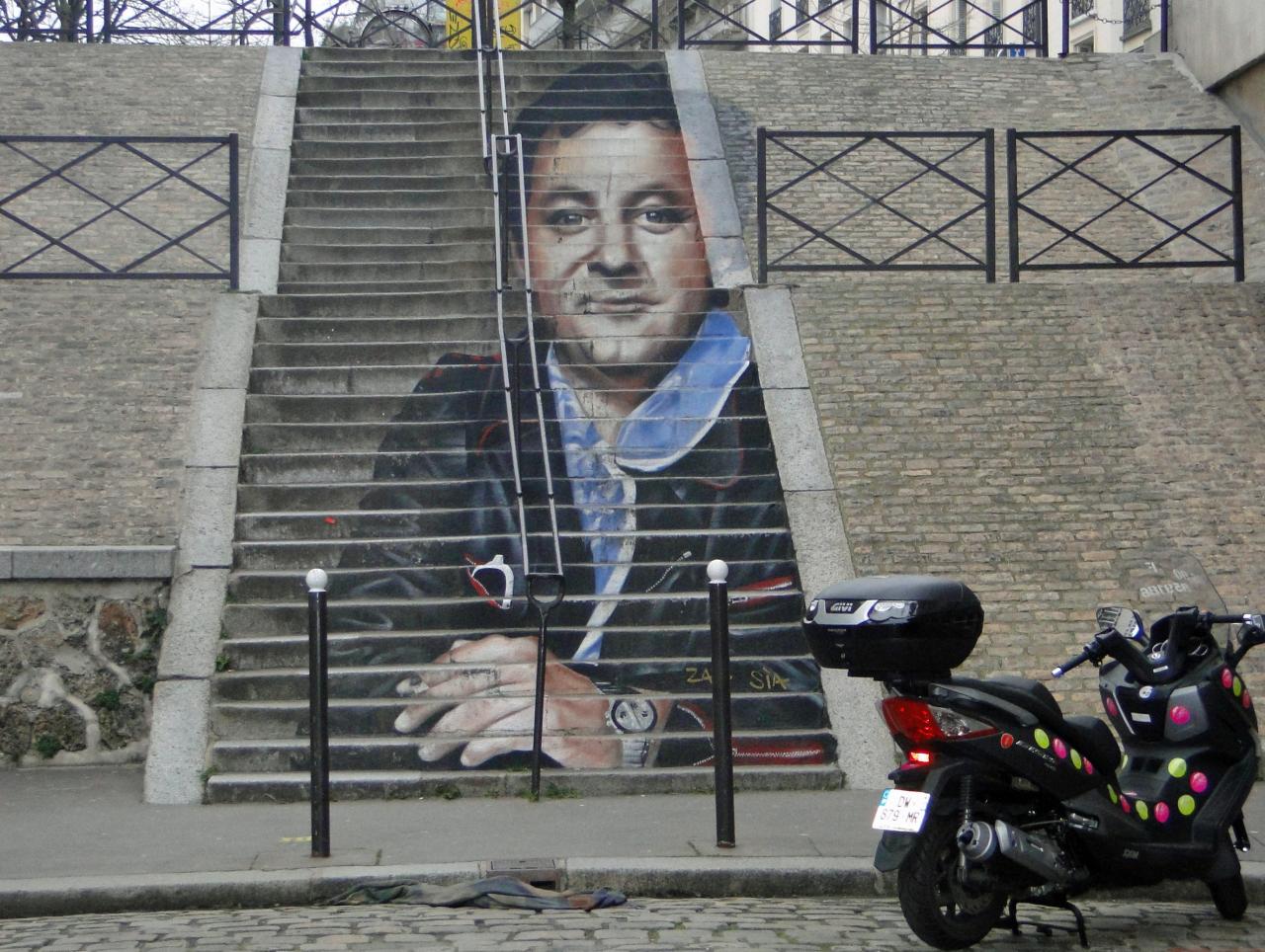 Coluche sur les marches!