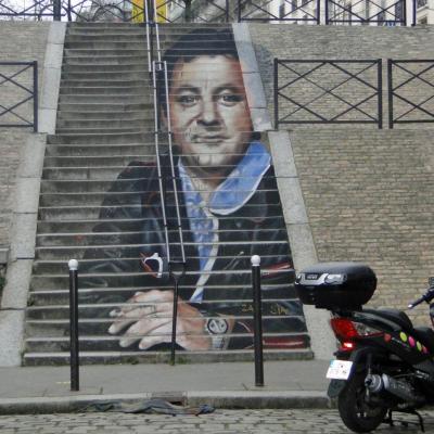 Coluche sur les marches!