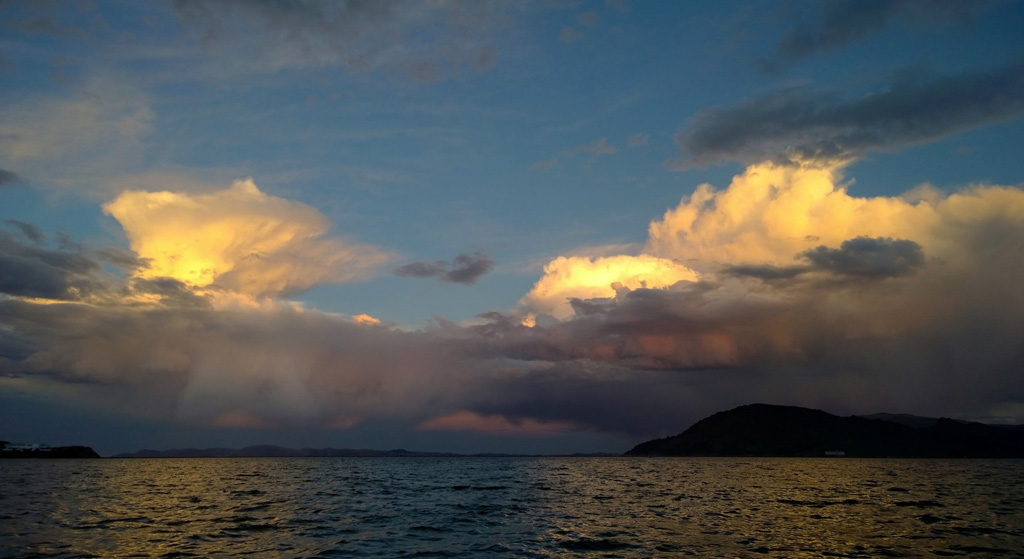 crépuscule-sur-le-lac-Titicaca