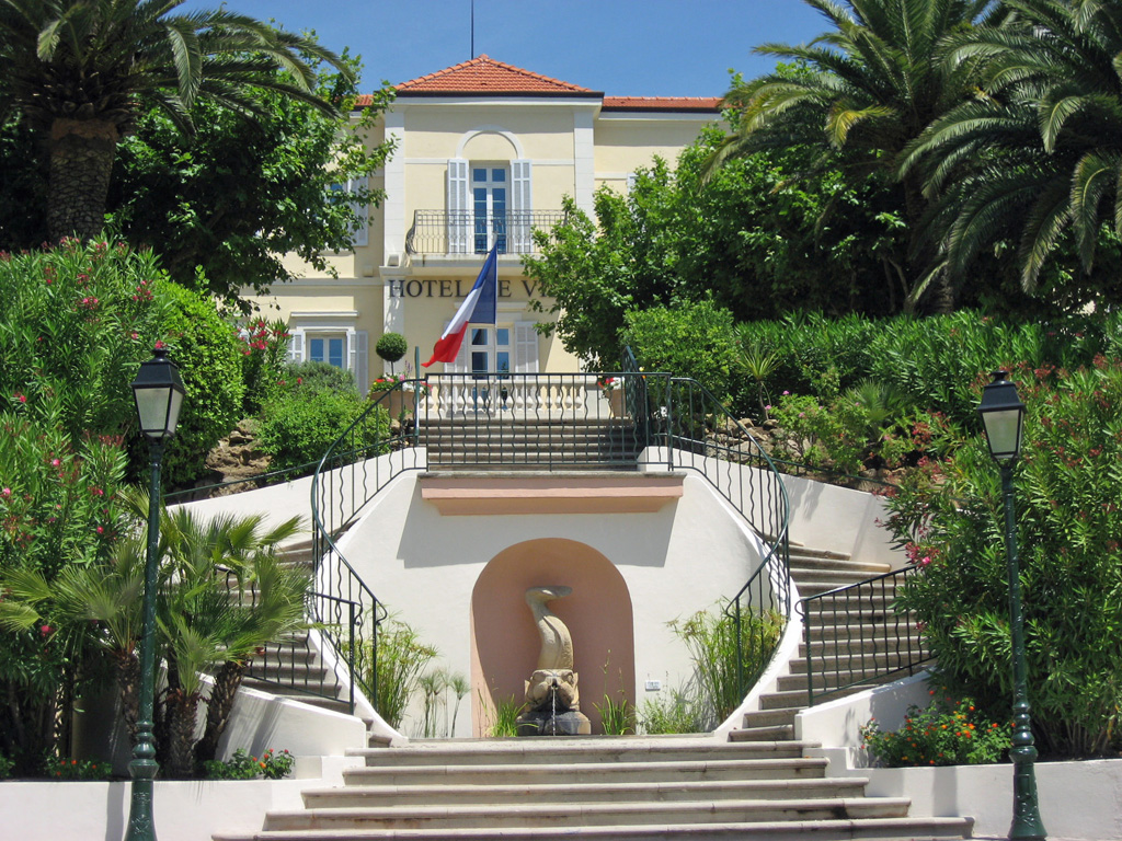 201510g8bis-Mairie de Ste-Maxime
